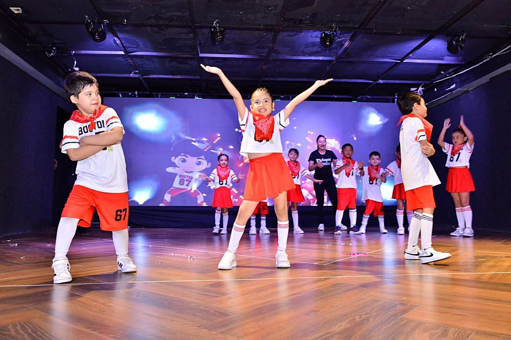 Grupo de niños en presentación de danza