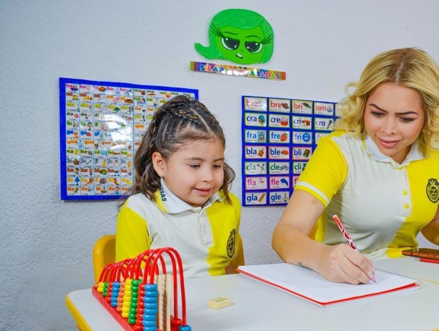 Alumna y profesora practican conteo con un ábaco y un cuaderno