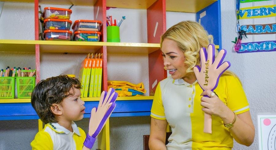 Profesora y alumno practican derecha e izquierda con manos de material didáctico