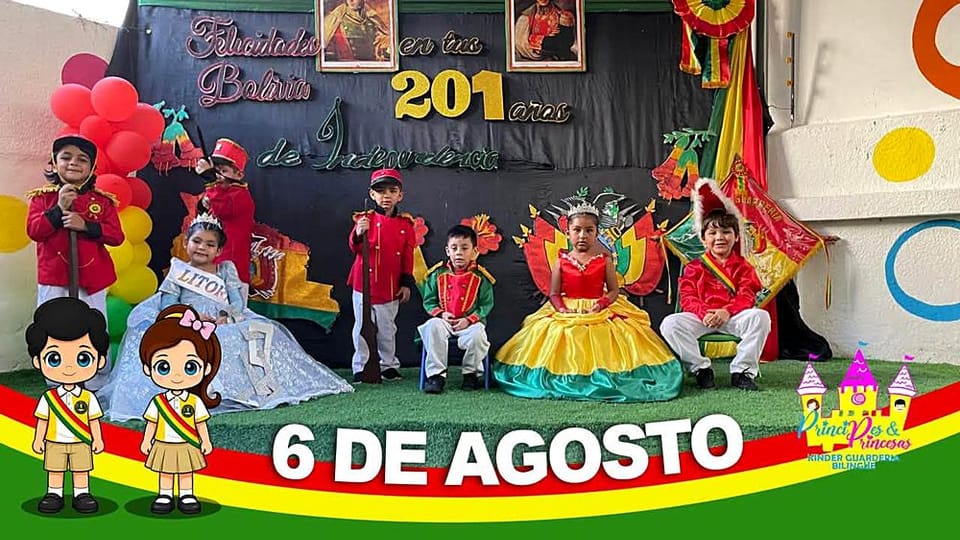 Alumnos disfrazados en el acto cívico por el aniversario patrio del 6 de agosto