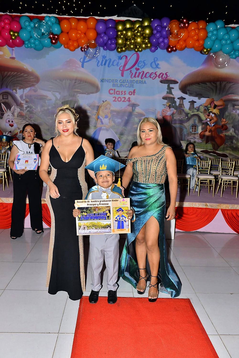 Ceremonia de graduación con las docentes