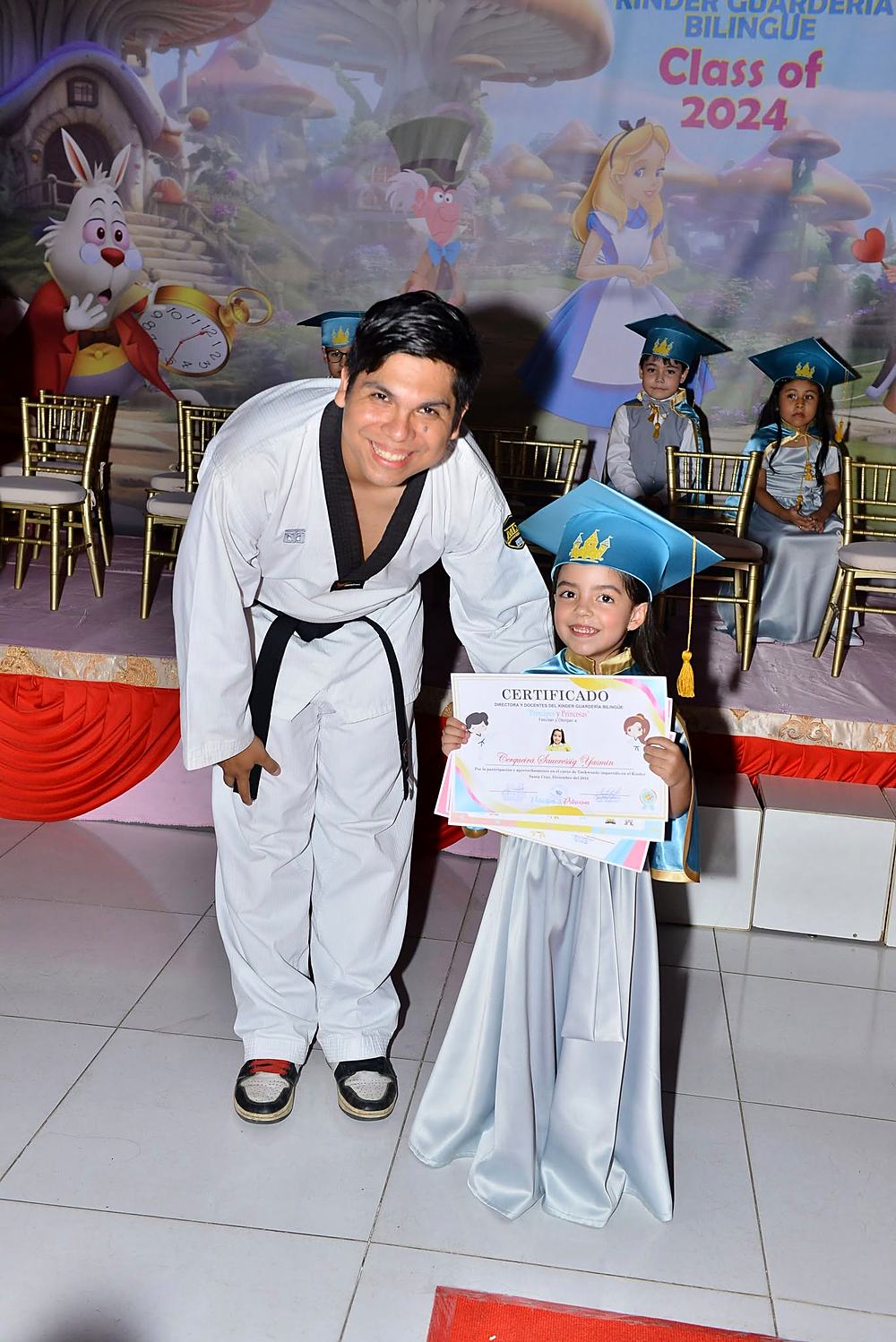Entrega de certificado de taekwondo en la graduación