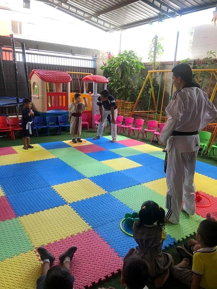 Niños en clase de taekwondo
